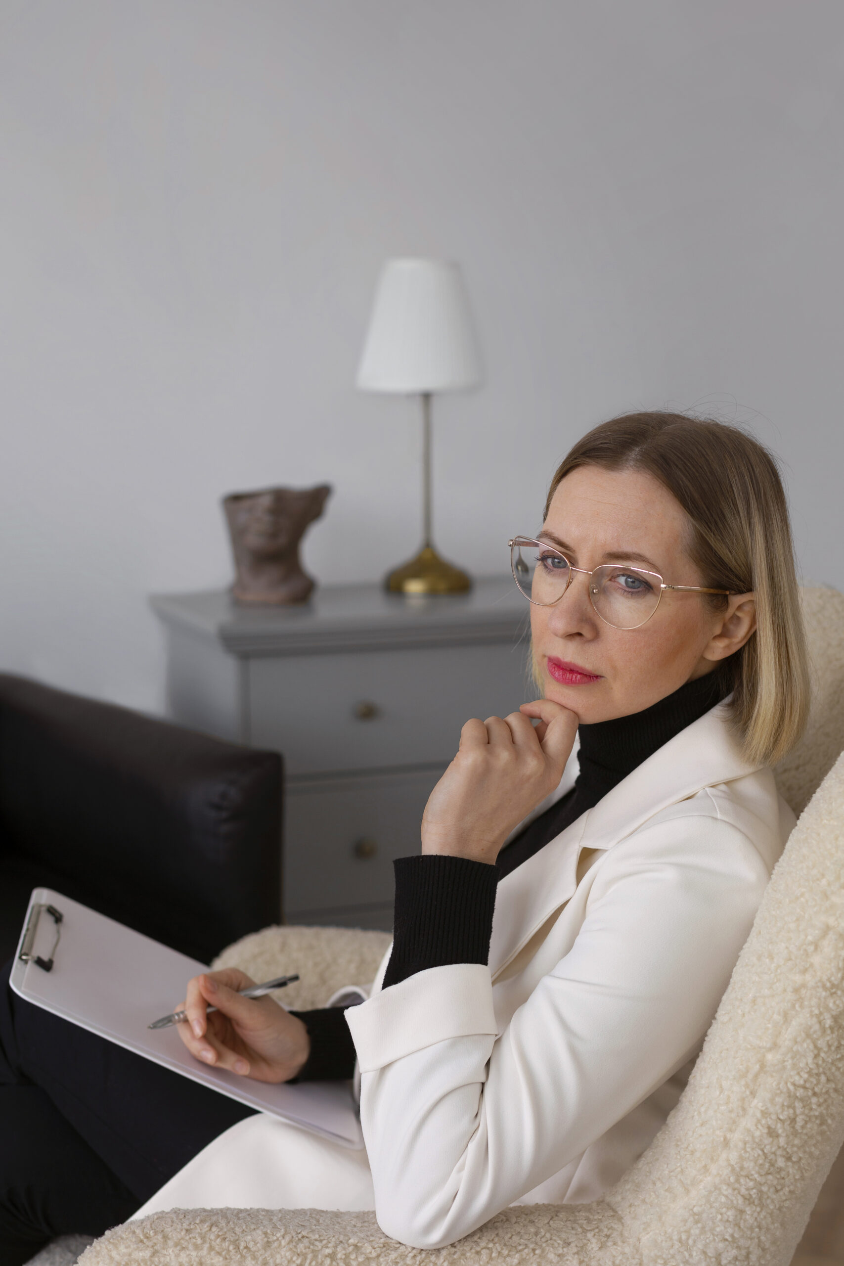 psicologo-de-tiro-medio-em-seu-escritorio (1)